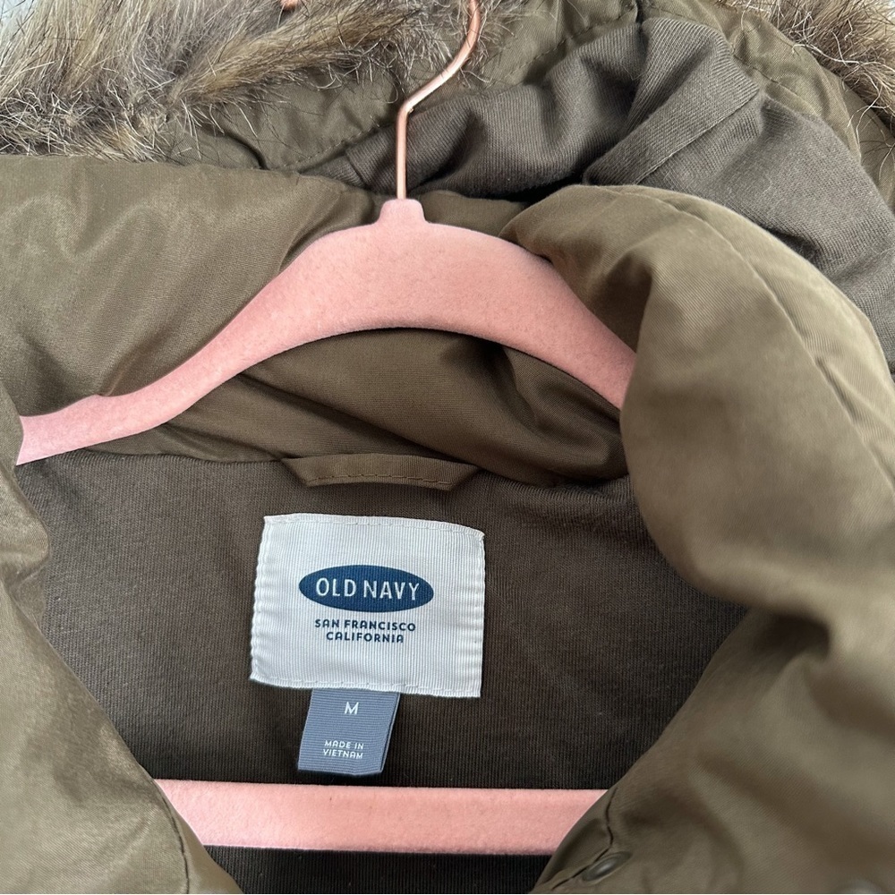 Old Navy Army Green Hooded Puffer Vest Faux Fur Trim sz Medium - Picture 3 of 4